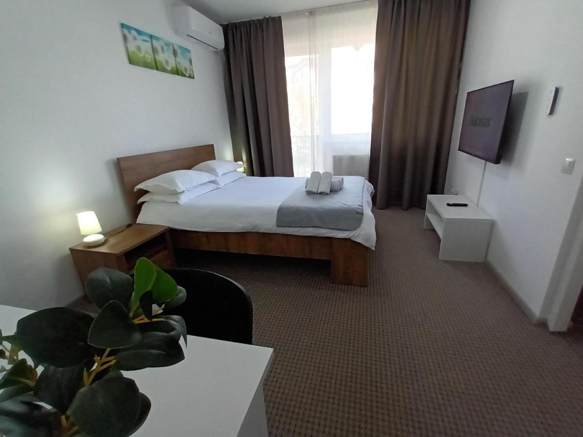 Revolution Apartment Baia Mare Buitenkant foto