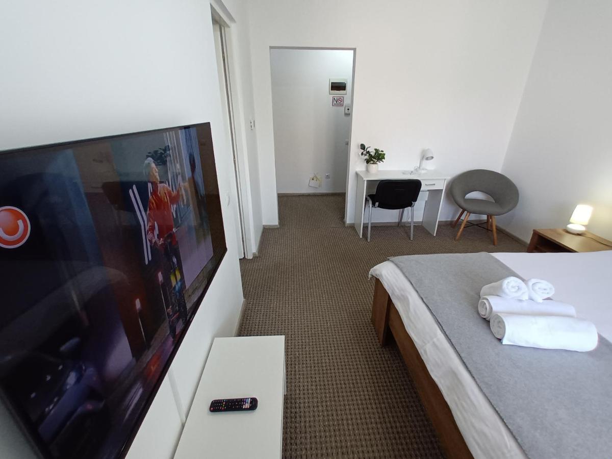 Revolution Apartment Baia Mare Buitenkant foto